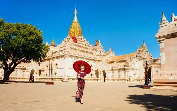 Jeune Fille Avec Parasol Traditionnel Birman Visitant Pagode Ananda Des — Photo