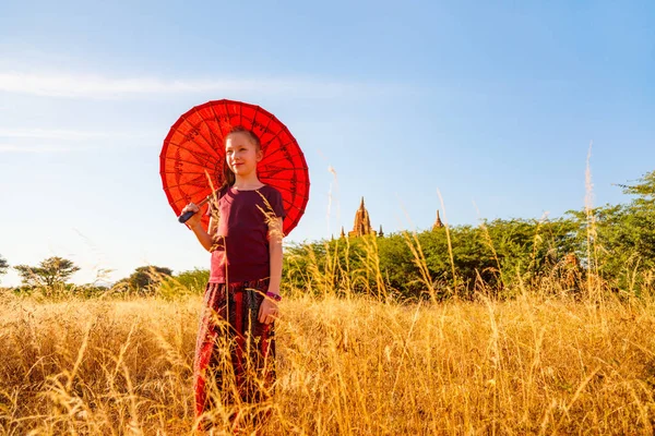 Menina Com Guarda Sol Tradicional Birmanês Livre — Fotografia de Stock