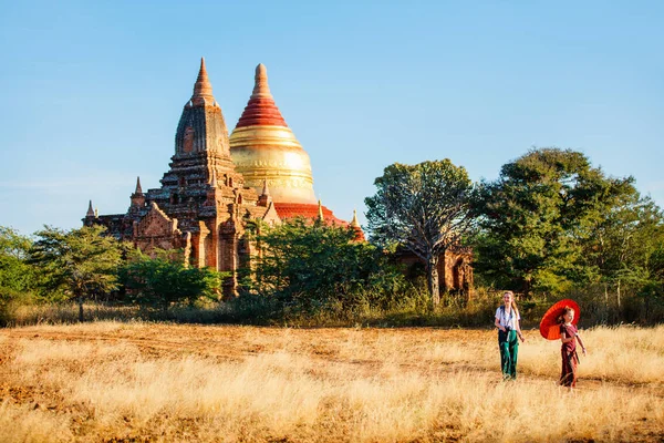 Familj Mor Och Dotter Besöka Antika Tempel Bagan Arkeologiska Området — Stockfoto