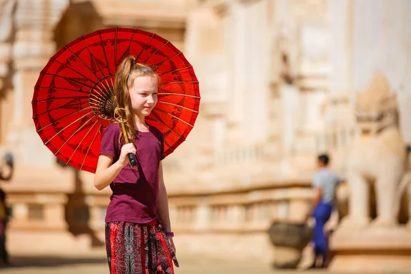 Junges Mädchen Mit Traditionellem Burmesischen Sonnenschirm Besucht Antike Tempel Bagan — Stockfoto