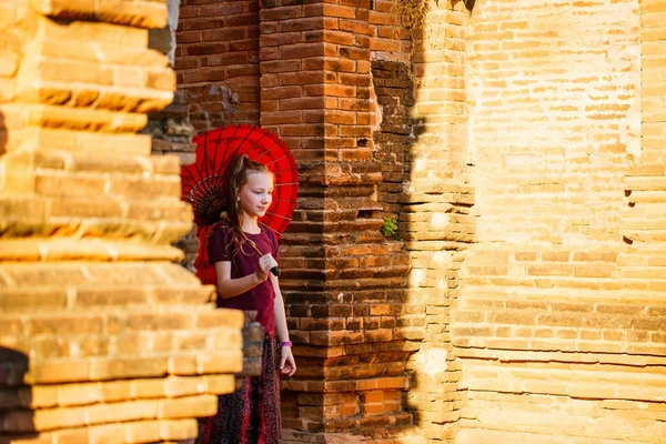 Junges Mädchen Mit Traditionellem Burmesischen Sonnenschirm Besucht Antike Tempel Bagan — Stockfoto