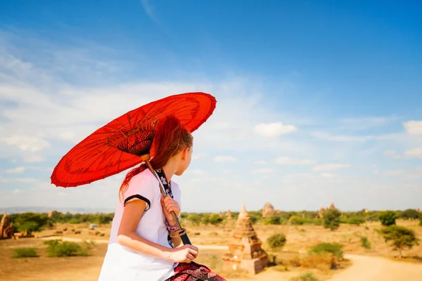 ミャンマー バガンの古代寺院を訪問伝統的なビルマの日傘を持つ少女 — ストック写真