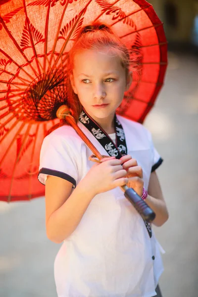 Ung Flicka Med Traditionella Burmesiska Parasol Utomhus — Stockfoto