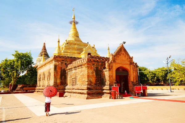 Mladá Dívka Tradiční Barmské Slunečník Návštěvu Starobylé Chrámy Bagan Myanmar — Stock fotografie