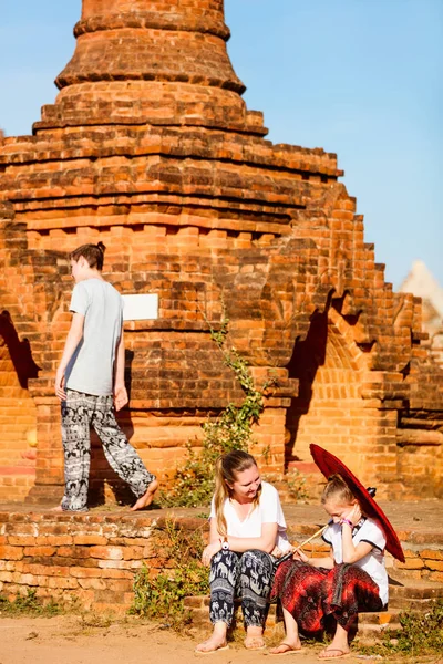 Famiglia Madre Figli Visita Agli Antichi Templi Bagan Area Archeologica — Foto Stock