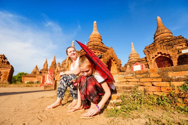 母と娘のミャンマーのバガン遺跡の古代寺院を訪問の家族 — ストック写真