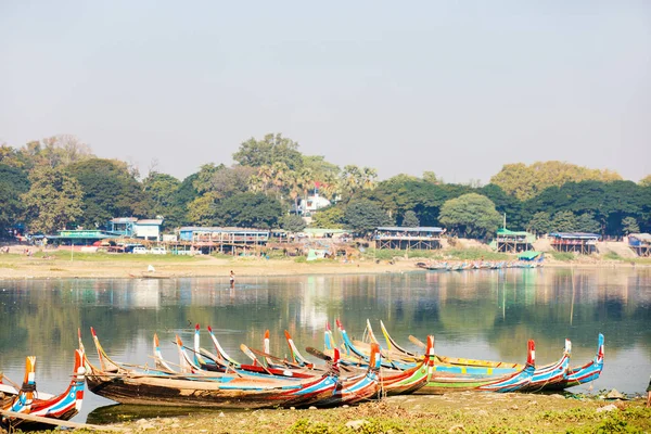 Drewniane Łodzie Spokojnej Okolicy Pobliżu Bein Most Myanmar — Zdjęcie stockowe