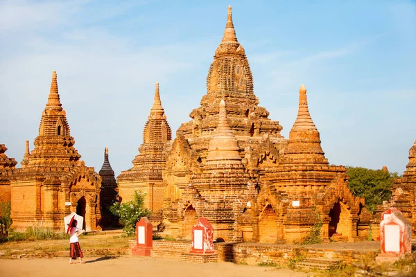 Ung Flicka Med Traditionella Burmesiska Parasol Besöka Antika Tempel Bagan — Stockfoto