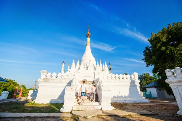 Enfants Frère Sœur Visitant Stupas Blancs Ancien Monastère Maha Aung — Photo