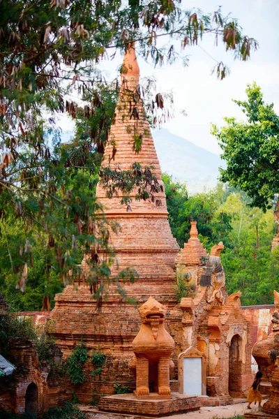 Pagoda Shwe Indein Vestavěných Staletí Staré Stúp Poblíž Jezera Inle — Stock fotografie