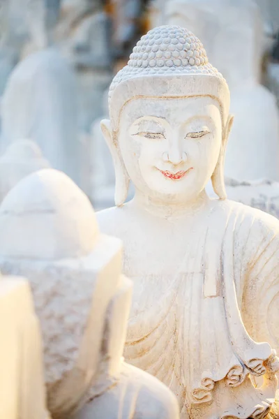 Marmurowe Posągi Buddy Przed Fabryką Mandalay Mjanmie — Zdjęcie stockowe