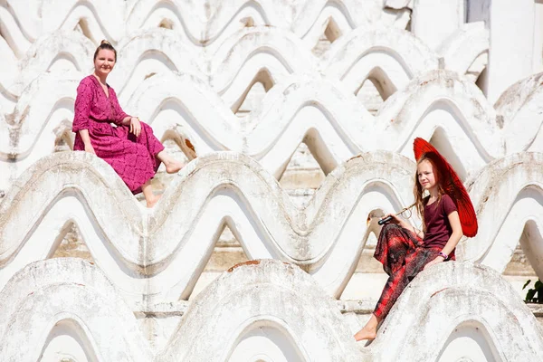 Famiglia Madre Figlia Godendo Visita Alla Bella Pagoda Bianca Hsinbyume — Foto Stock