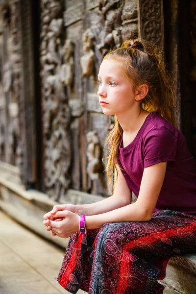 年轻女孩参观位于缅甸曼德勒的历史悠久的什文南道佛教寺院 — 图库照片