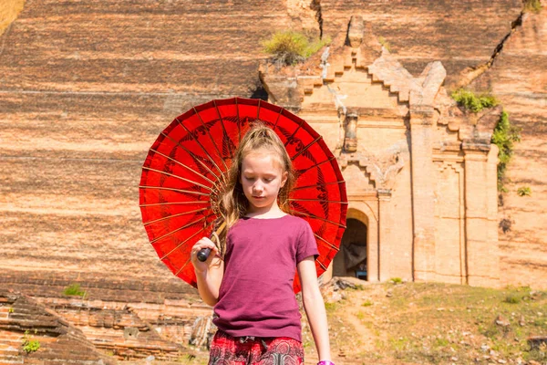 Ung Flicka Med Traditionella Burmesiska Paraply Besöker Ofullbordade Mingun Paya — Stockfoto