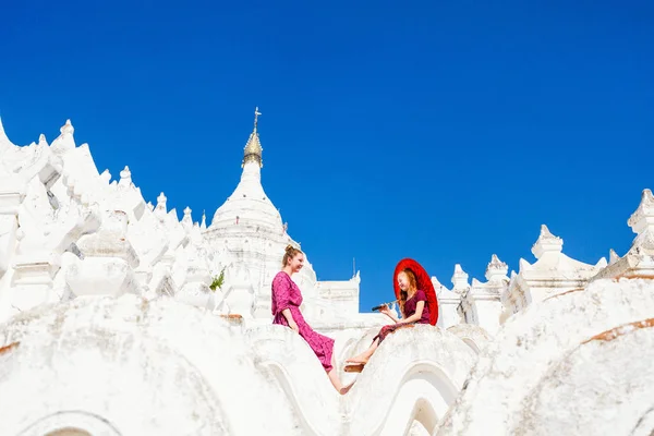 Familia Madre Hija Disfrutando Visita Hermosa Pagoda Blanca Hsinbyume Mingun — Foto de Stock