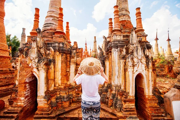 Baksidan Ung Kvinna Besöker Hundrets Månghundraåriga Stupas Indein Nära Sjön — Stockfoto