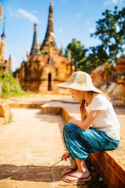 Rapariga Visitando Centenas Stupas Centenárias Indein Perto Lago Inle Mianmar — Fotografia de Stock