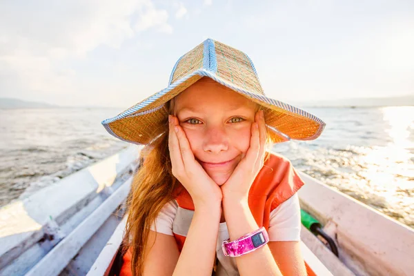 Casual Portrait Little Girl Outdoors Summer Day Enjoying Boat Ride — Stock Photo, Image