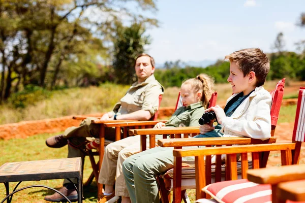 Familie Van Vader Kinderen Afrikaanse Safari Vakantie Genieten Van Dieren — Stockfoto