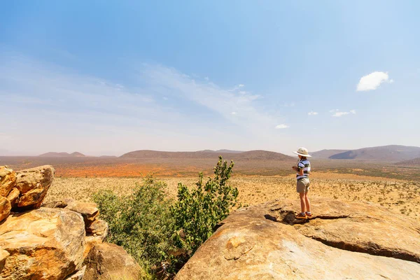Menina Férias Safári Africano Desfrutando Vista Sobre Samburu Quênia — Fotografia de Stock