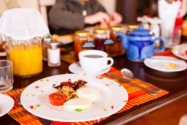 Delicioso Desayuno Con Huevos Fritos Tocino Verduras —  Fotos de Stock