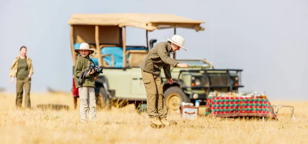 Familia Madre Hijos Vacaciones Safari Africano Disfrutando Del Desayuno Arbustivo — Foto de Stock