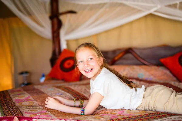 Küçük Kız Lüks Tatil Zevk Afrika Safari Çadırda — Stok fotoğraf