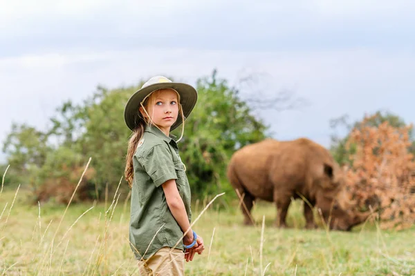 Cute Little Girl Spacery Safari Kenii Obserwując Białe Nosorożce — Zdjęcie stockowe