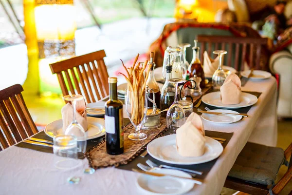 Tischdekoration Für Ein Romantisches Mittag Oder Abendessen Speisesaal Einer Luxuriösen — Stockfoto