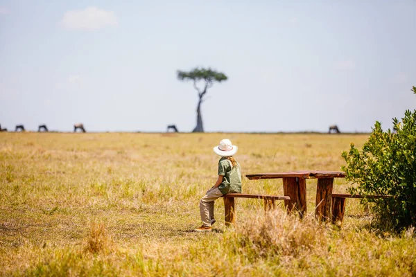 Bambina Testimone Una Grande Migrazione Gnu Nel Parco Nazionale Masai — Foto Stock