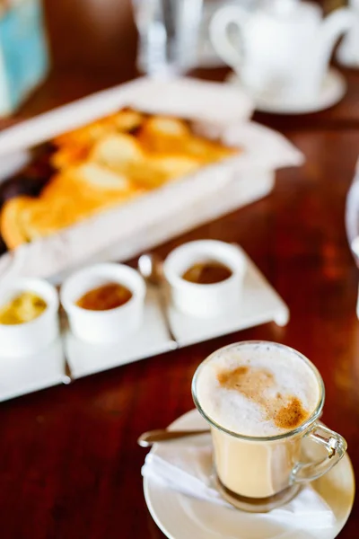 Verse Koffie Glazen Beker Geserveerd Voor Het Ontbijt — Stockfoto