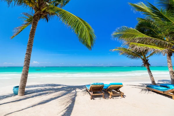 Strandbetten Unter Palmen Perfekter Tropischer Küste Mit Weißem Sand — Stockfoto