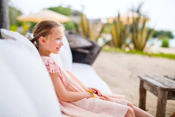 夏の日に屋外の女の子のカジュアル肖像画 — ストック写真