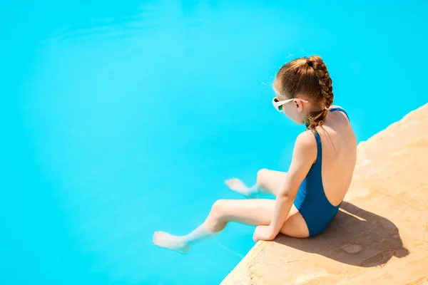 Adorable Niña Piscina Divirtiéndose Durante Las Vacaciones Verano — Foto de Stock