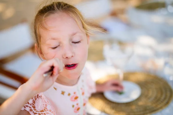 Retrato Casual Adorable Niña Disfrutando Comida Restaurante Aire Libre — Foto de Stock