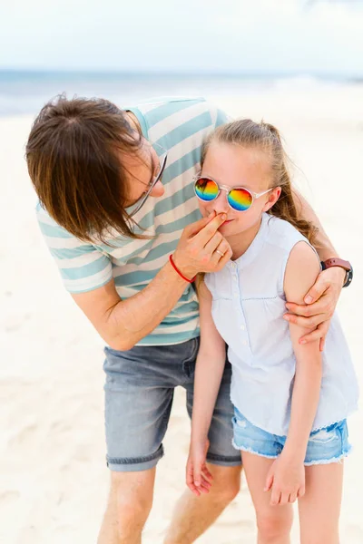 Vater Und Seine Entzückende Kleine Tochter Strand — Stockfoto