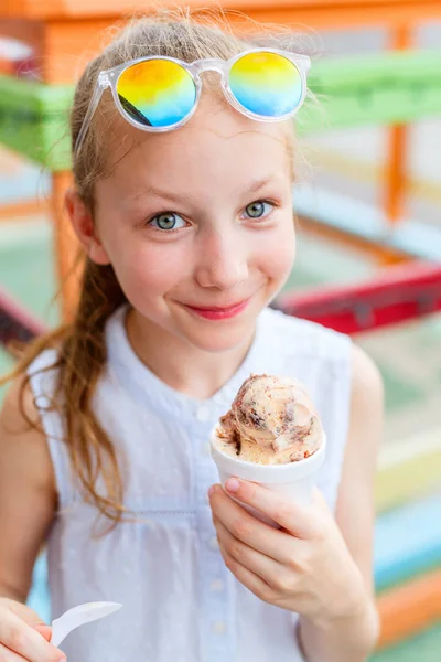 Αξιολάτρευτο Κορίτσι Τρώει Παγωτό Σοκολάτα Εξωτερικούς Χώρους Καλοκαίρι Την Ημέρα — Φωτογραφία Αρχείου