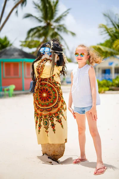 Αξιολάτρευτο Κοριτσάκι Στην Παραλία Κατά Διάρκεια Των Καλοκαιρινών Διακοπών Διασκεδάζοντας — Φωτογραφία Αρχείου