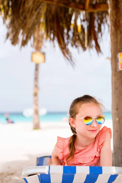 Adorável Menina Praia Durante Férias Verão Divertindo — Fotografia de Stock