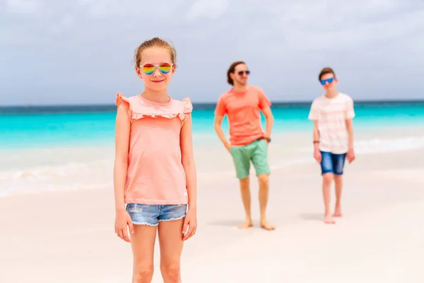 熱帯の島でビーチバケーションを楽しむ父と子供たち — ストック写真