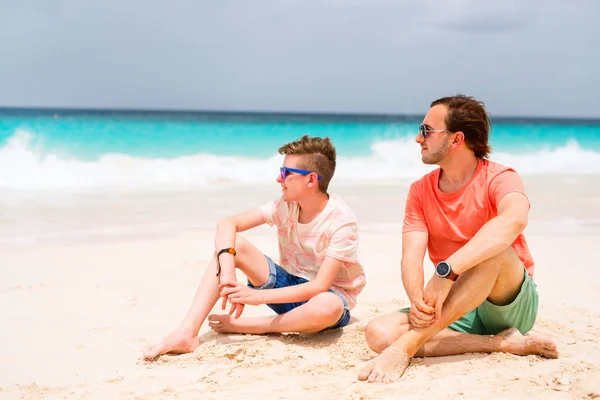 Far Och Hans Tonårsson Stranden — Stockfoto