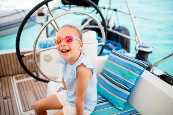 Adorable Niña Disfrutando Vela Catamarán Lujo Yate — Foto de Stock