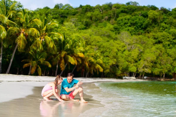 Pai Filha Brincando Praia Férias Ilha Tropical — Fotografia de Stock