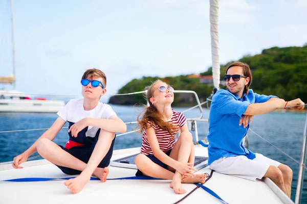 Famiglia Padre Figli Bordo Yacht Vela Con Avventura Viaggio Estiva — Foto Stock