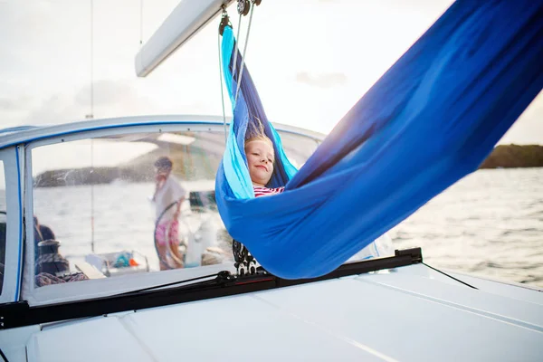 Menina Bonito Desfrutar Pôr Sol Relaxante Rede Definida Barco Vela — Fotografia de Stock