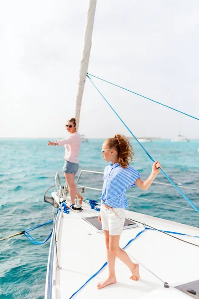 Family Mother Daughter Board Sailing Yacht Enjoying Sunset — Stock Photo, Image