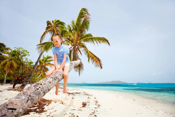 Schattig Meisje Aan Het Strand Tijdens Zomervakantie — Stockfoto