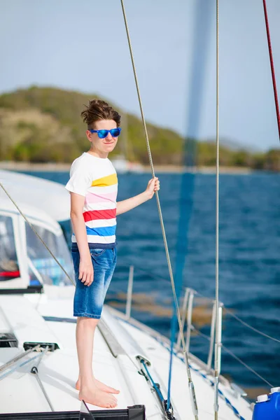 Dospívající Chlapec Těší Plavby Palubě Katamaránu Nebo Jachtě — Stock fotografie