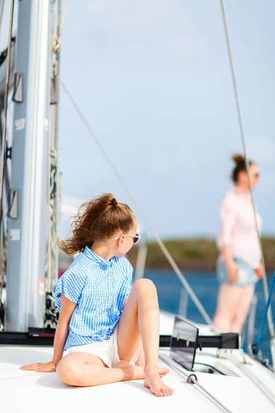 Famiglia Madre Figlia Bordo Yacht Vela Godendo Tramonto — Foto Stock
