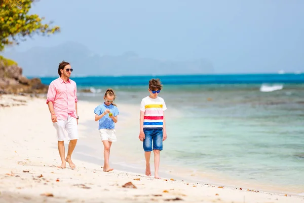 Батько Діти Насолоджуються Пляжним Відпочинком Тропічному Острові — стокове фото